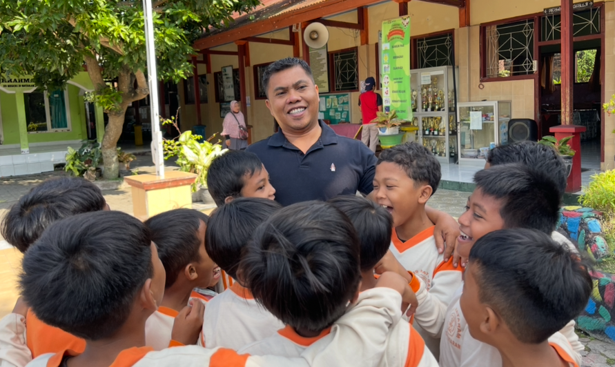 Ketua Komisi 3 DPRD Kota Mataram Abd Rachman saat bersama anak-anak di SDN 39 Mataram.