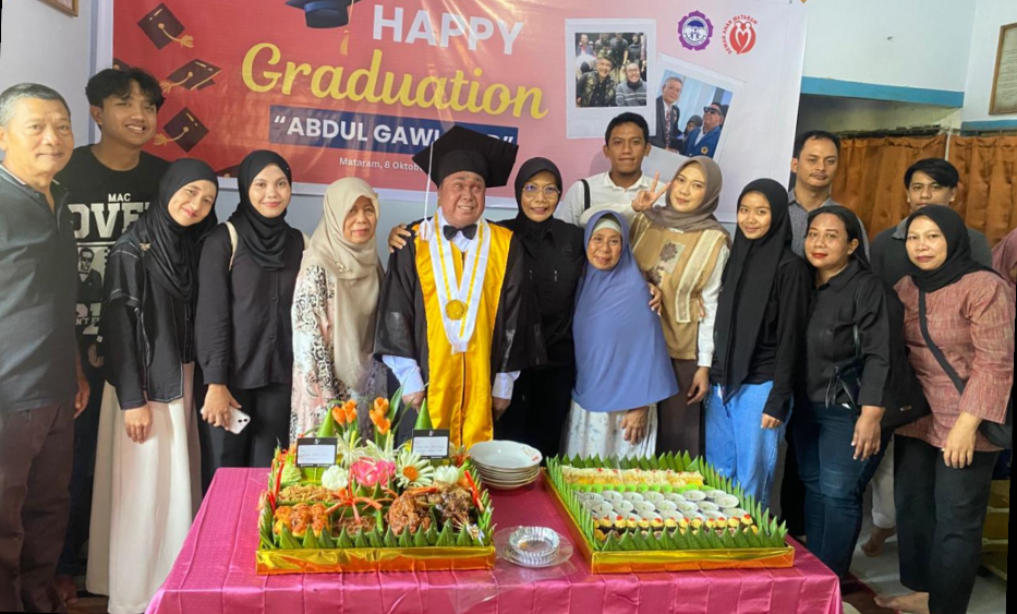 Abdul Gawi, Anggota DPRD Kota Mataram Nyayu Ernawati, dan keluarga besarnya.