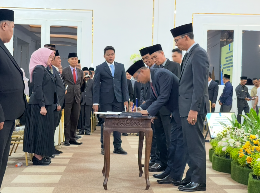 Penandatangan dokumen disaksikan Wali Kota Mataram Mohan Roliskana pada mutasi pejabat.