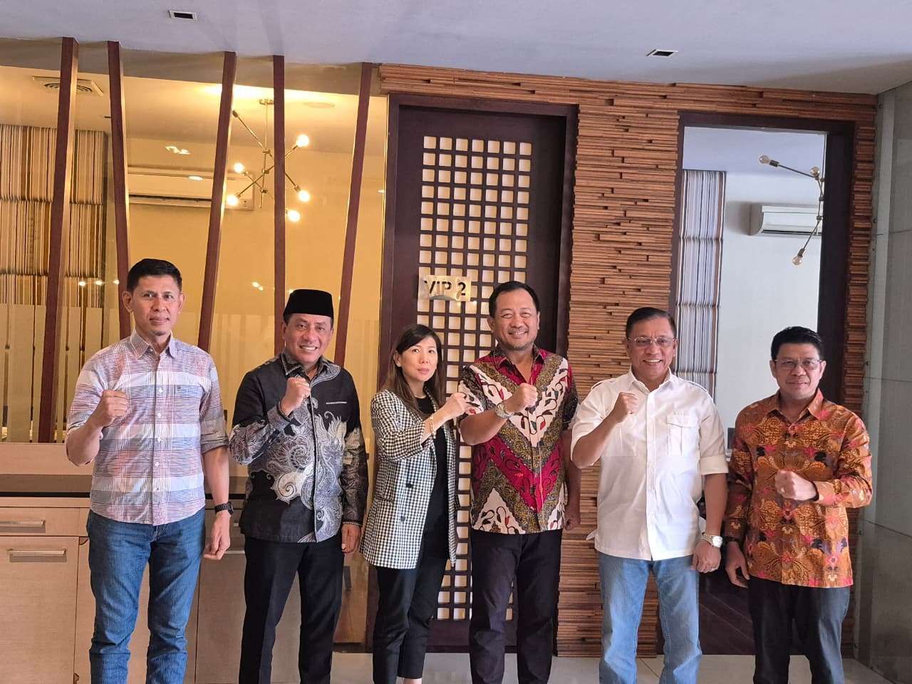 Bupati Bima Ady Mahyudi (dua kiri), Wali Kota Bima HA Rahman H Abidin (dua kanan), Bupati Dompu Bambang Firdaus (kanan), dan Wabup Bima Irfan Zubaidy (kiri) bertemu Dirut Sriwijaya Air Group Jefferson