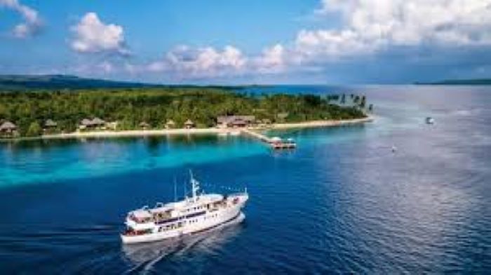 Selain dikenal sebagai surga diving, wilayah ini juga menawarkan beragam aktivitas outdoor yang menarik untuk traveler pecinta alam. (Foto: UNESCO)