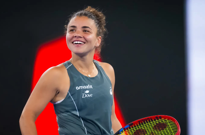 Jasmine Paolini buat kejutan besar di Wuhan Open 2025 usai kalahkan Iga Swiatek 6-1, 6-2. Petenis Italia itu kini ke semifinal lawan Coco Gauff.
