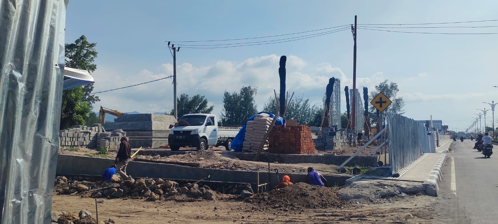 BISA TERGANGGU: Proyek penataan alun-alun Tanjung masih berjalan di sisa waktu tahun 2025