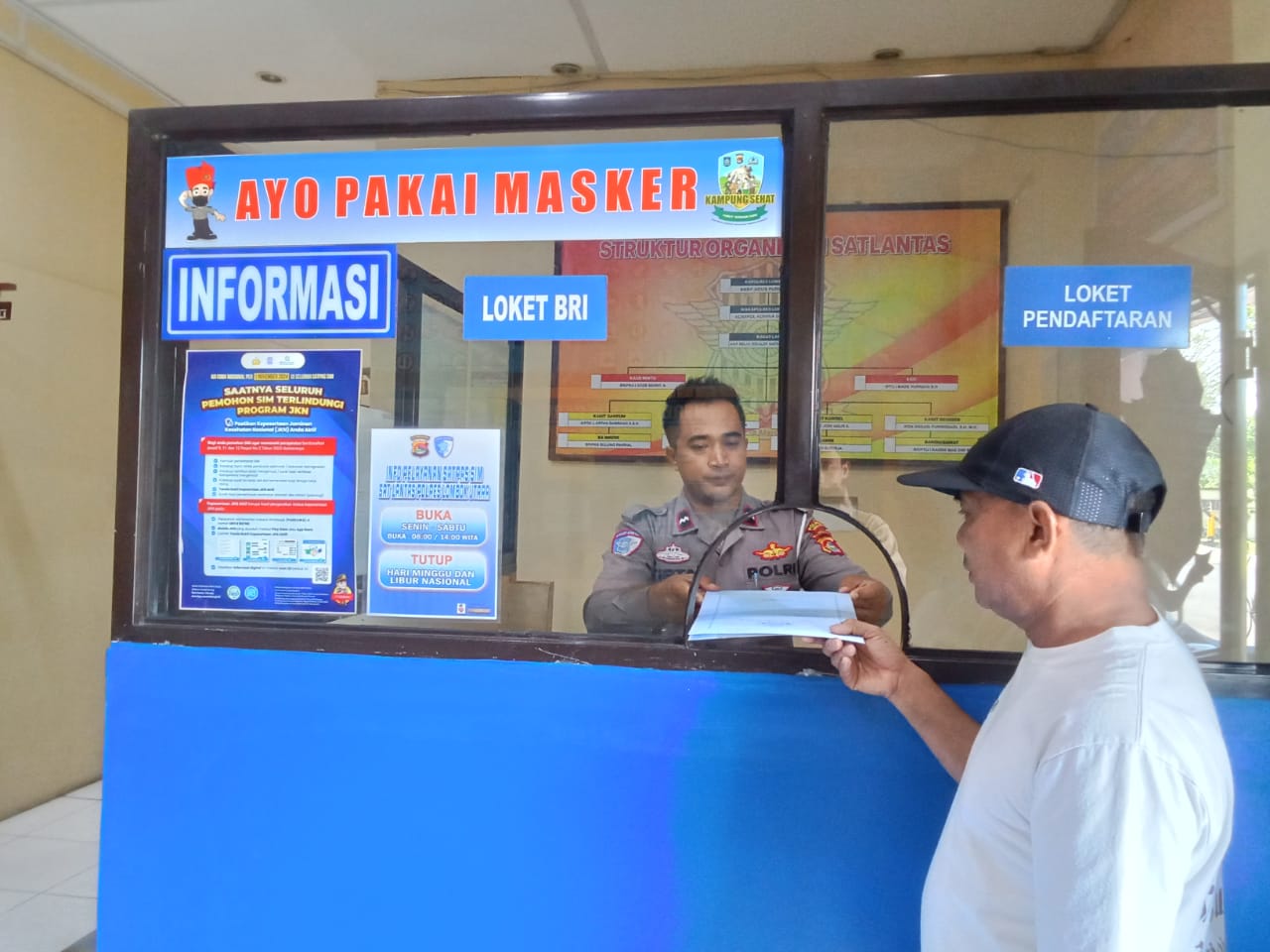 SIKAP HUMANIS: Petugas melayani pemohon pembuatan SIM di Polres Lombok Utara