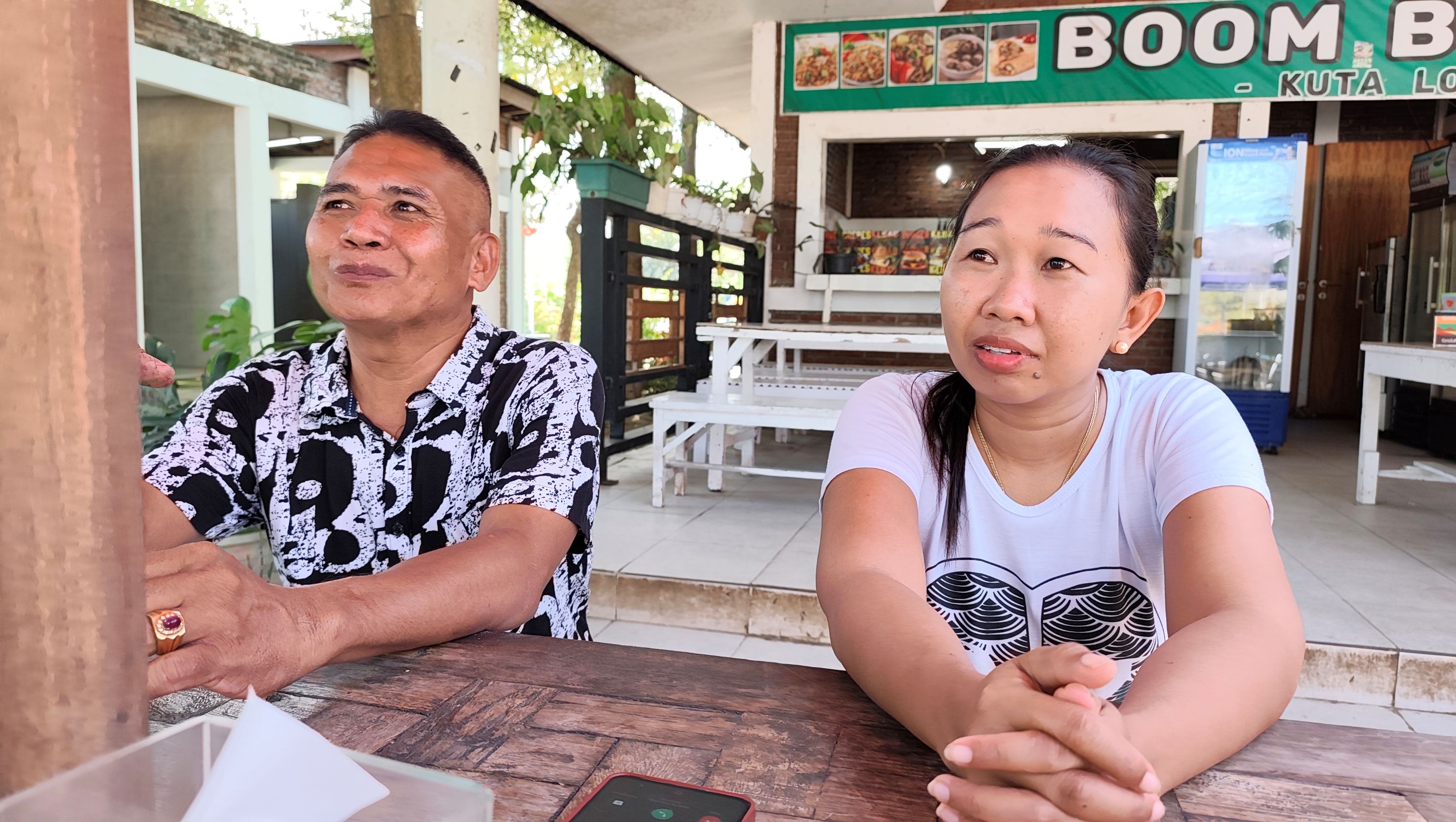 Pasutri Yuni dan Dani berbincang-bincang saat awal merintis usaha Boom Burger di Bazaar Mandalika, Desa Kuta, Pujut, Lombok Tengah.