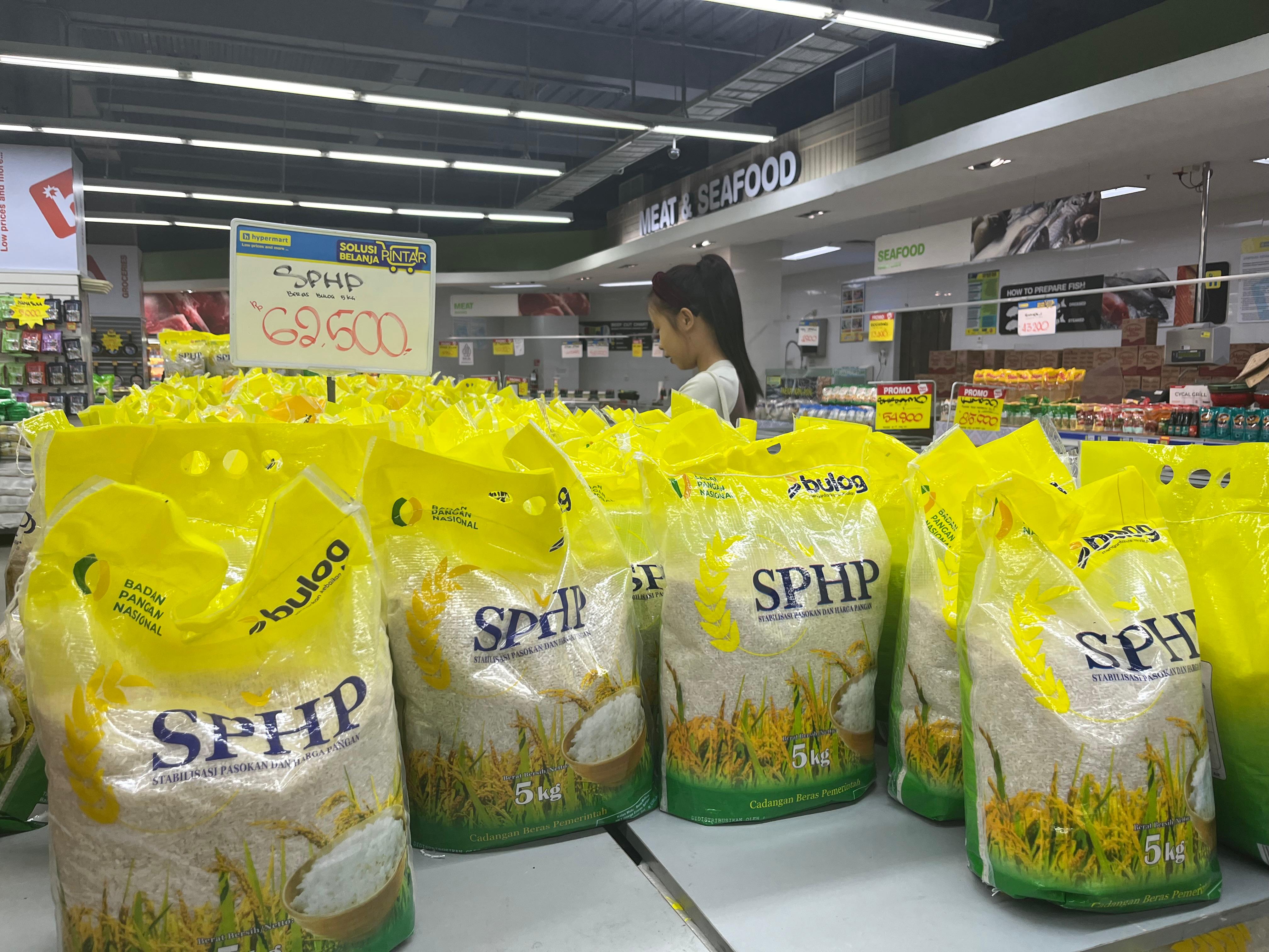 Stok beras Stabilisasi Pasokan dan Harga Pangan (SPHP) yang tersedia di salah satu ritel modern di Kota Mataram, belum lama ini.
