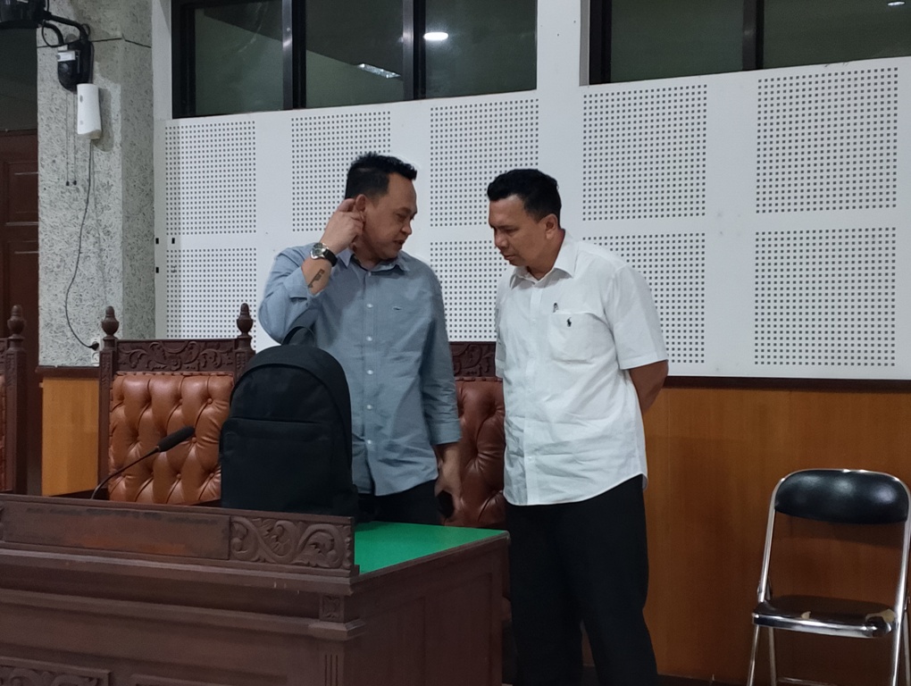 DIVONIS: Terdakwa korupsi pengelolaan NCC Dolly Suthajaya berkoordinasi dengan penasihat hukumnya usai menjalani sidang putusan di PN Tipikor Mataram, Jumat siang (10/10).