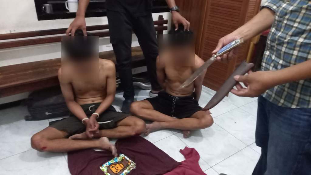 NYARIS DIHAKIMI MASSA: Dua penjambret berinisial SH dan S diamankan ke Mapolsek Sandubaya.