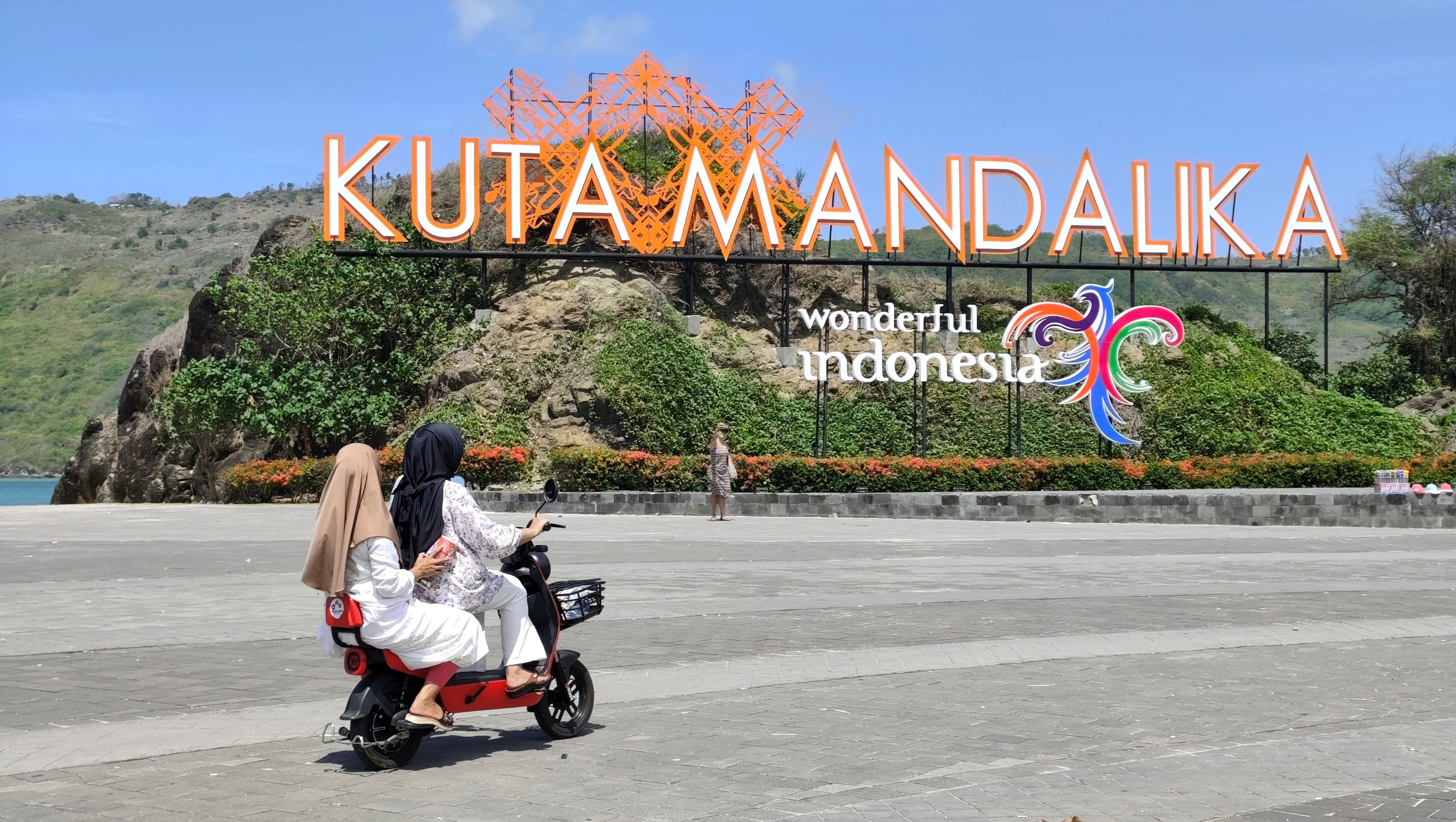 WASPADA BENCANA: Pengunjung menikmati wahana sepeda listrik mengelilingi pesisir Kuta Beach Park, Desa Kuta, Pujut, Lombok Tengah, belum lama ini.