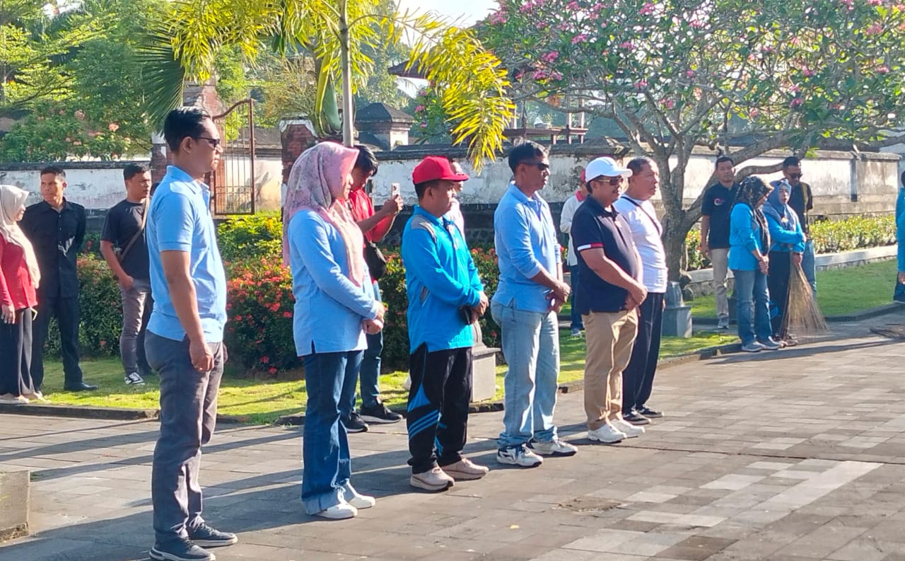 TURUN LANGSUNG: Bupati Lombok Barat Lalu Ahmad Zaini (topi putih) bersama para ASN melakukan aksi bersih-bersih di Taman Narmada, Jumat (10/10).