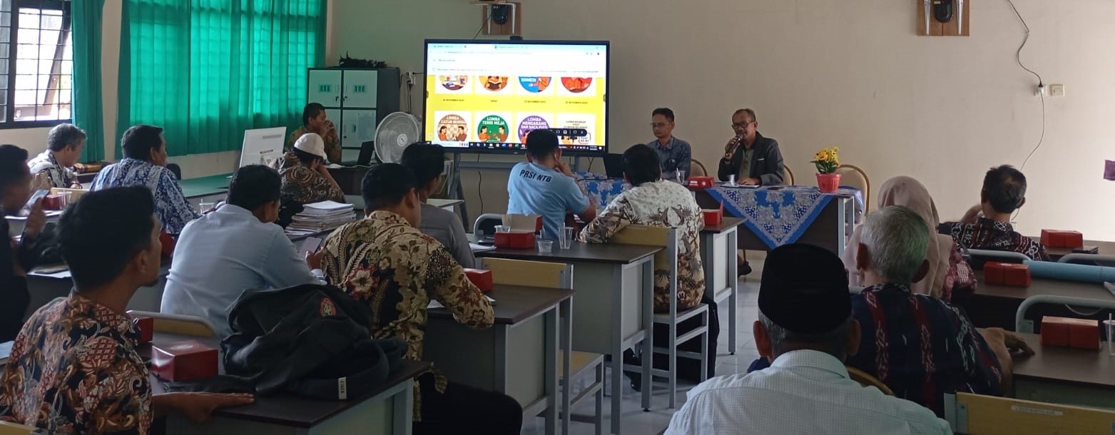 Pengurus PGRI Kota Mataram rapat persiapan menyambut HGN di SMAN 11 Mataram, Kamis lalu (9/10). Meriahkan HGN, PGRI Kota Mataram asah kreativitas guru melalui lomba.