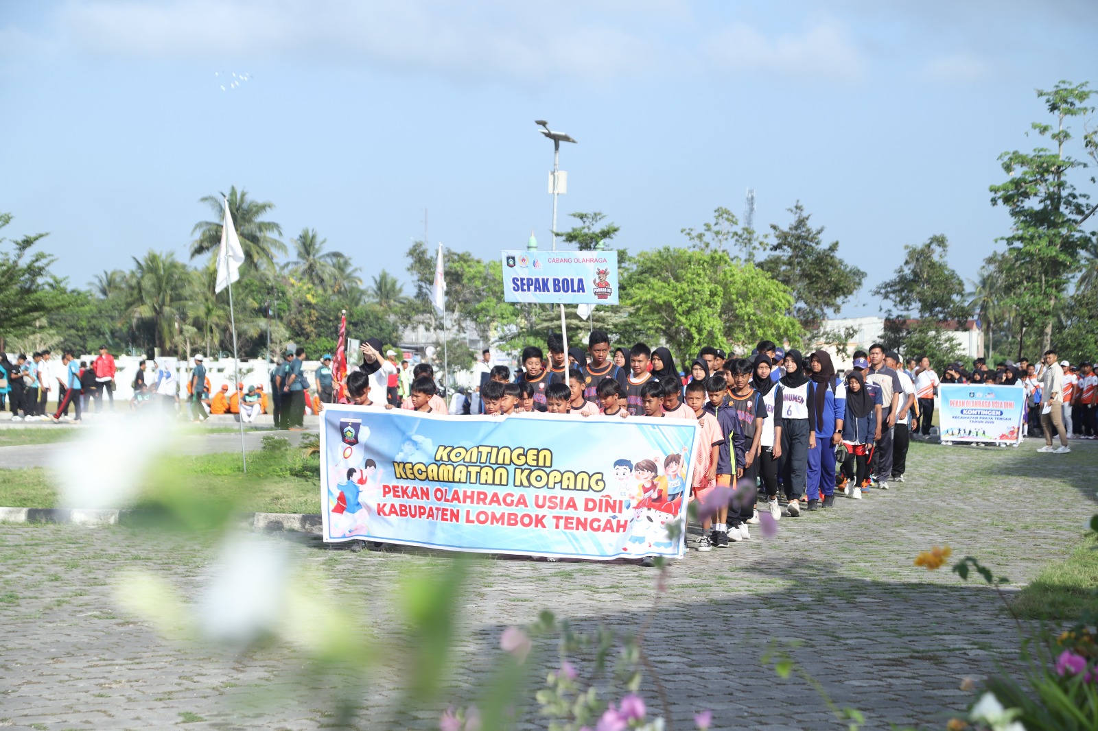Iringan kontingen dan cabor se-Lombok Tengah tiba di halaman kantor bupati meriahkan pembukaan PORKAB dan POR Usia Dini 2025, Jumat (10/10).