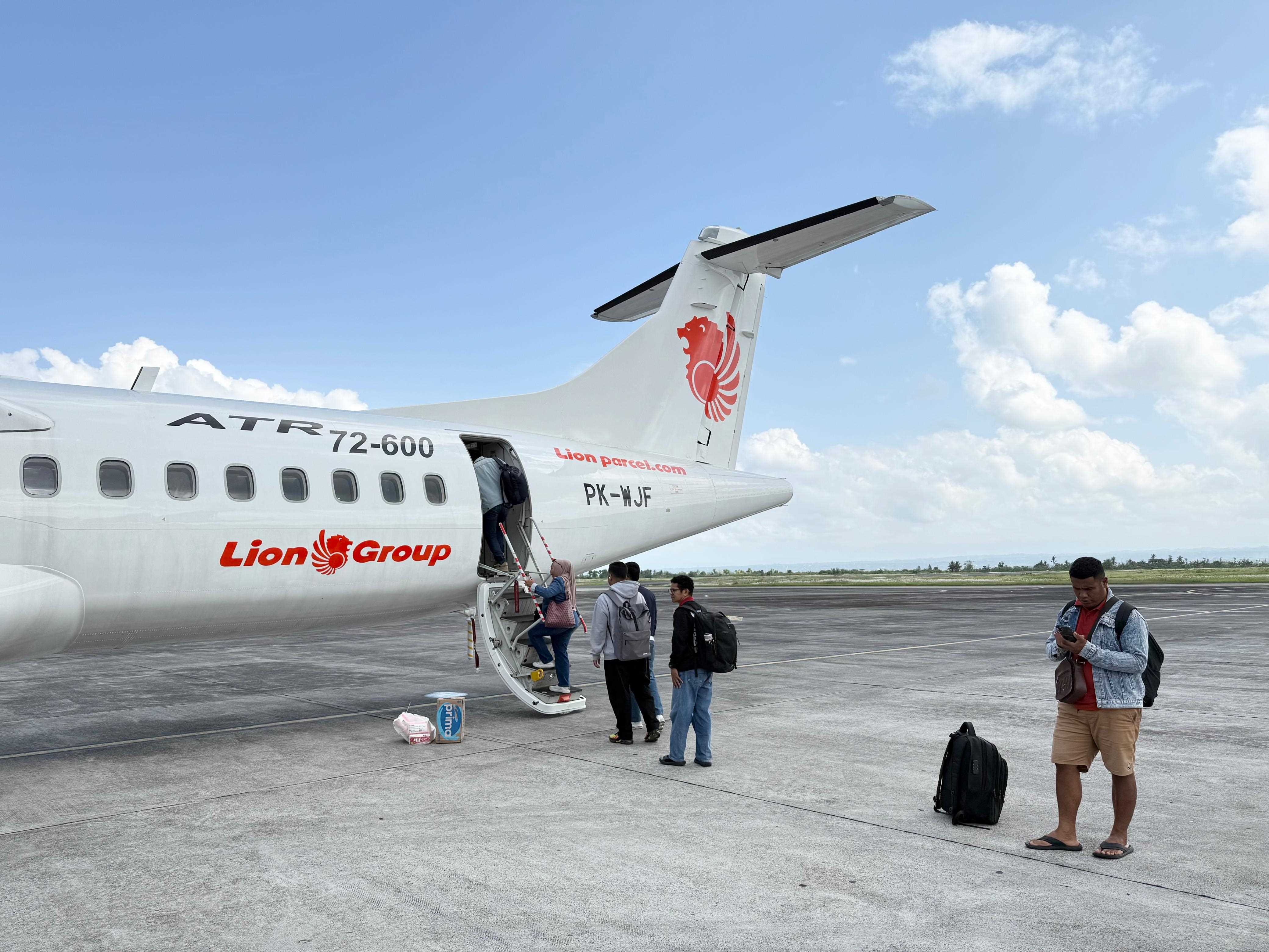 Penumpang dengan rute Lombok, NTB menuju Tambolaka, NTT, terlihat mengantre saat proses masuk pesawat Wings Air ATR 72-500/600, saat penerbangan perdana di BIZAM, Jumat (10/10).