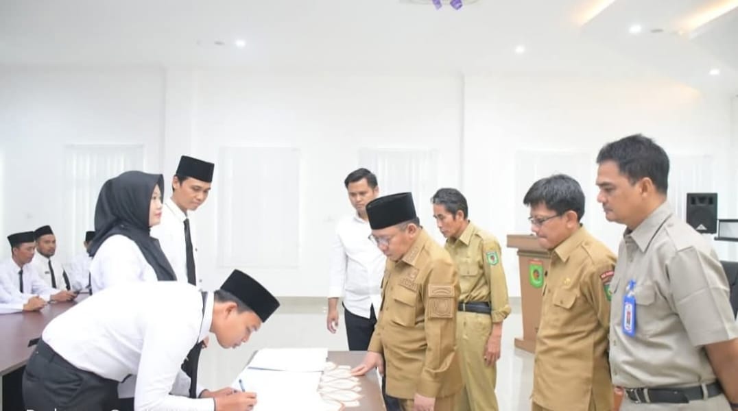 TUNGGU NASIB: Bupati KLU Najmul Akhyar menyaksikan penandatanganan kontrak PPPK formasi tahun 2024 tahap II, usia penyerahan SK ada akhir September lalu