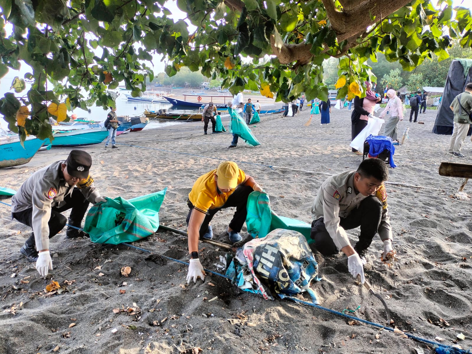 Aksi Bersih Pantai Bintang di Desa Medana Lombok Utara, Sabtu (11/10).