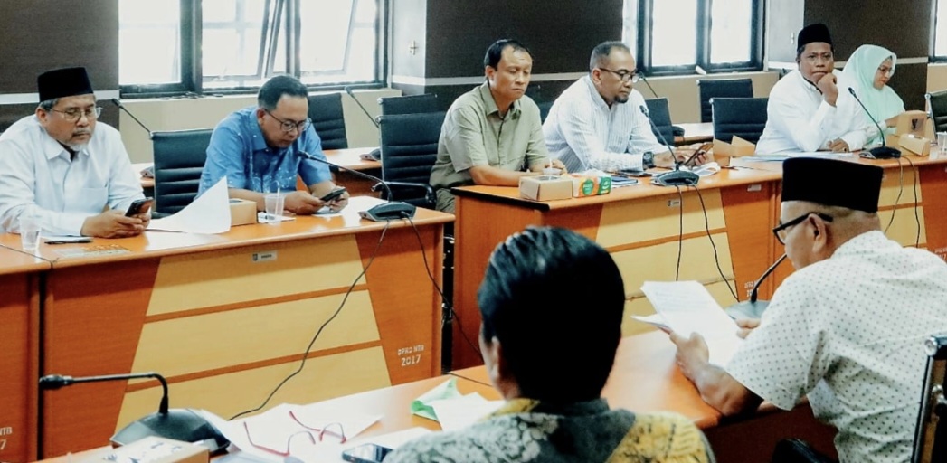 Bapemperda DPRD NTB menggelar rapat pembahasan program pembentukan rancangan peraturan daerah (raperda) bersama OPD, Kamis (9/10).