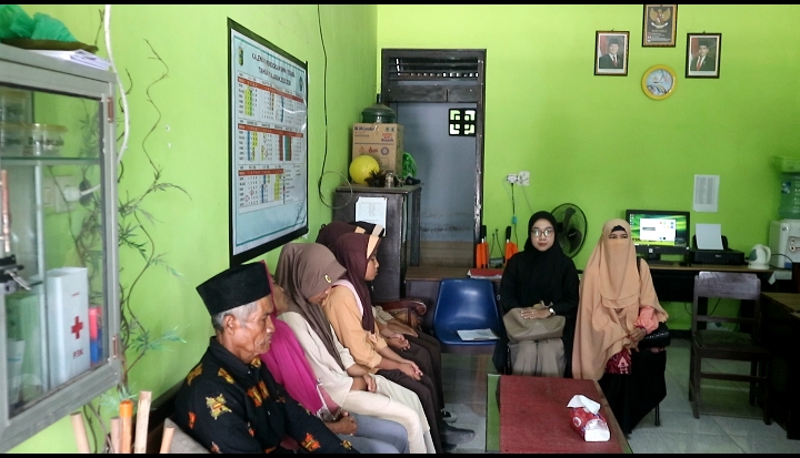 Kepala Unit PPA Lotim saat mendampingi tiga siswi yang viral karena mengejek menu MBG sambil berkata kotor saat makan, untuk mendapatkan pemulihan psikologis, Jumat (10/10)