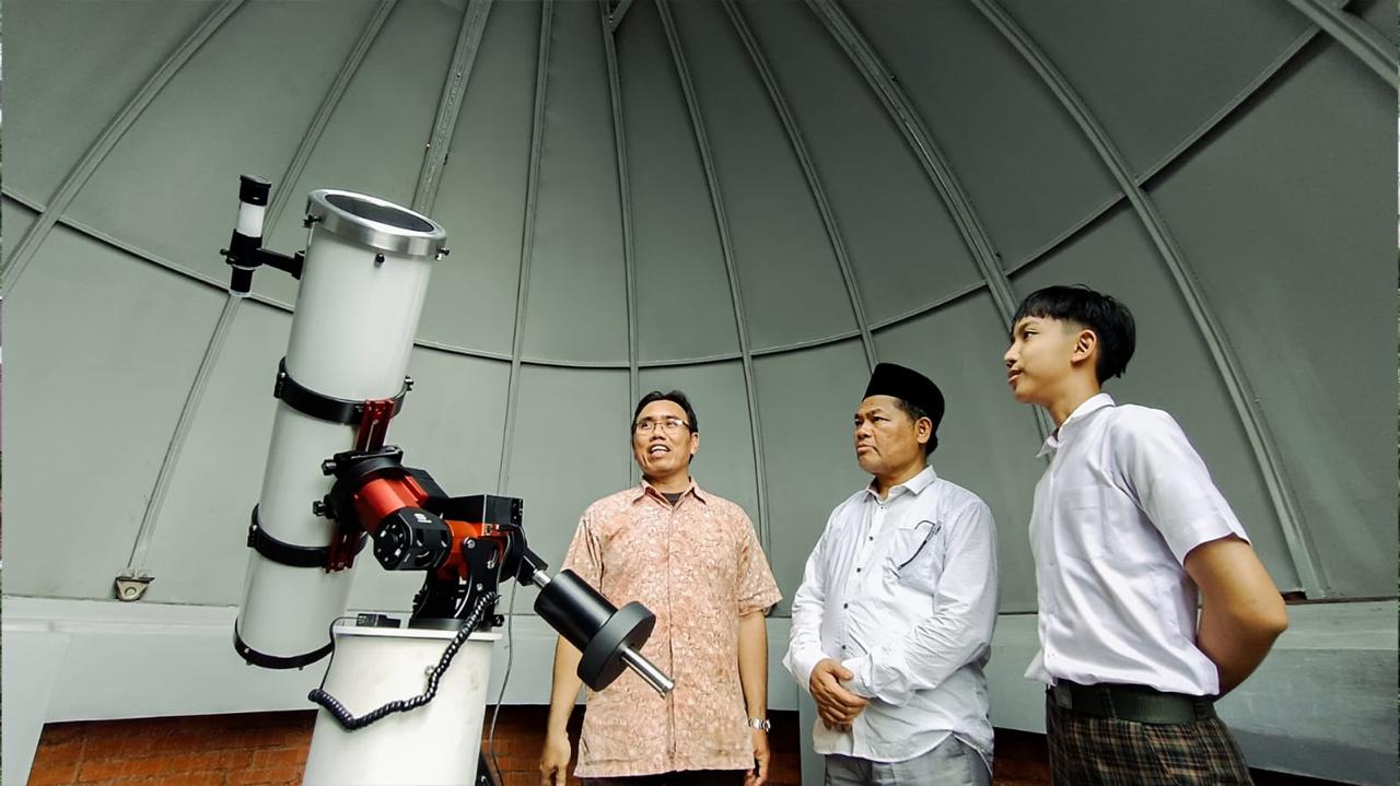 OBSERVATORIUM PAMSI: Pimpinan Pesantren Alam Sayang Ibu menunjukkan teleskop pengamat angkasa ke mitra dan santri.