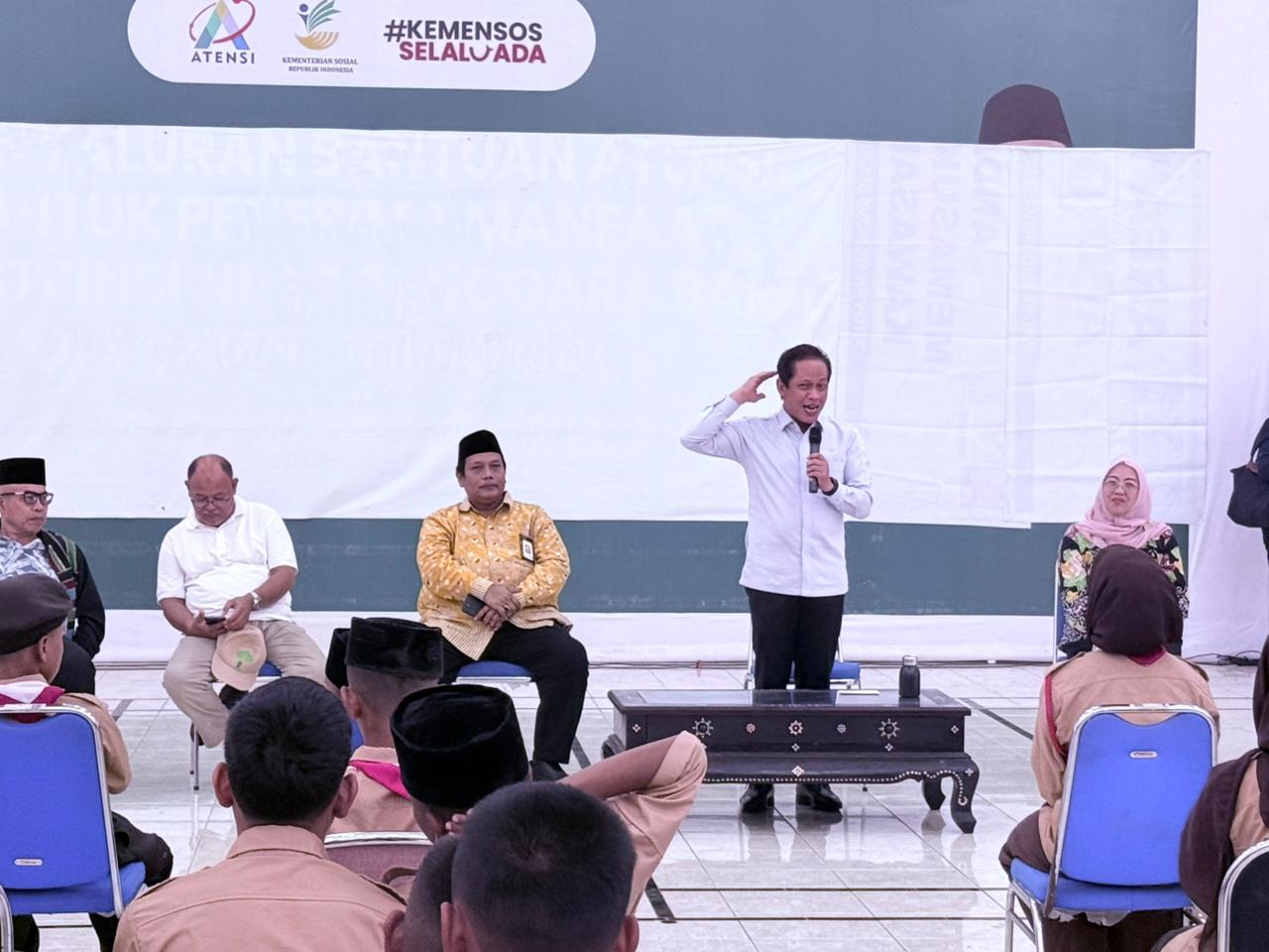 Menteri LH RI RI Hanif Faisol Nurofiq menyampaikan pesan dan motivasi kepada seluruh siswa Sekolah Rakyat Menengah Pertama (SRMP) 18 Lombok Barat di Sentra Paramita Mataram, Sabtu (11/10).