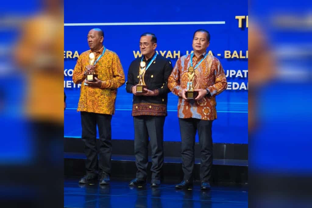 Gubernur NTB Lalu Muhamad Iqbal (kanan) saat memegang piala penghargaan TAPKD Award 2025, di Jakarta, Jumat (10/10).