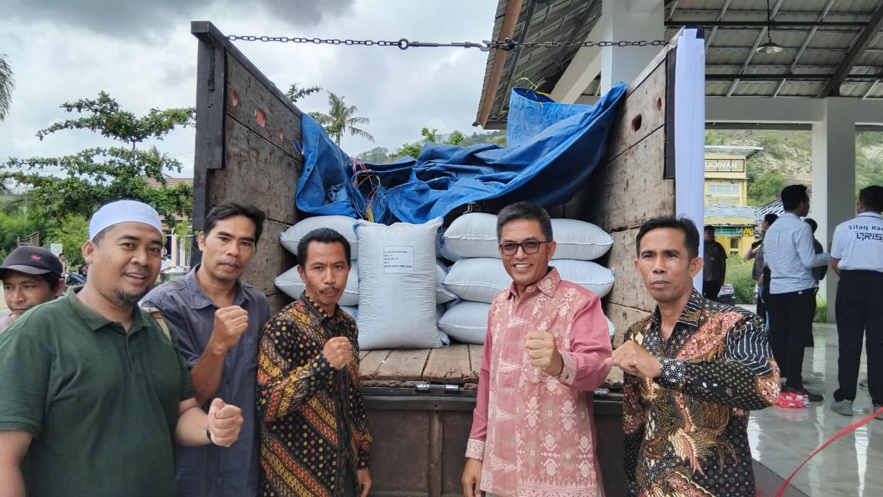 Kepala Dinas Perdagangan NTB (Disdag) NTB Jamaluddin (dua dari kanan), saat hadir di ekspor Cengkeh di Terminal Teluk Nara, Lombok Utara, Sabtu (11/10).