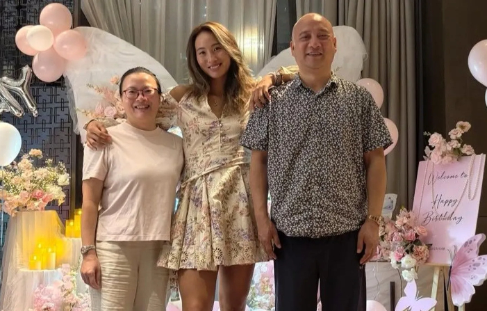 Zheng Qinwen rayakan ulang tahun ke-23 penuh kebahagiaan, dikelilingi keluarga, teman, hingga kejutan mewah dari penggemar dan sponsor.