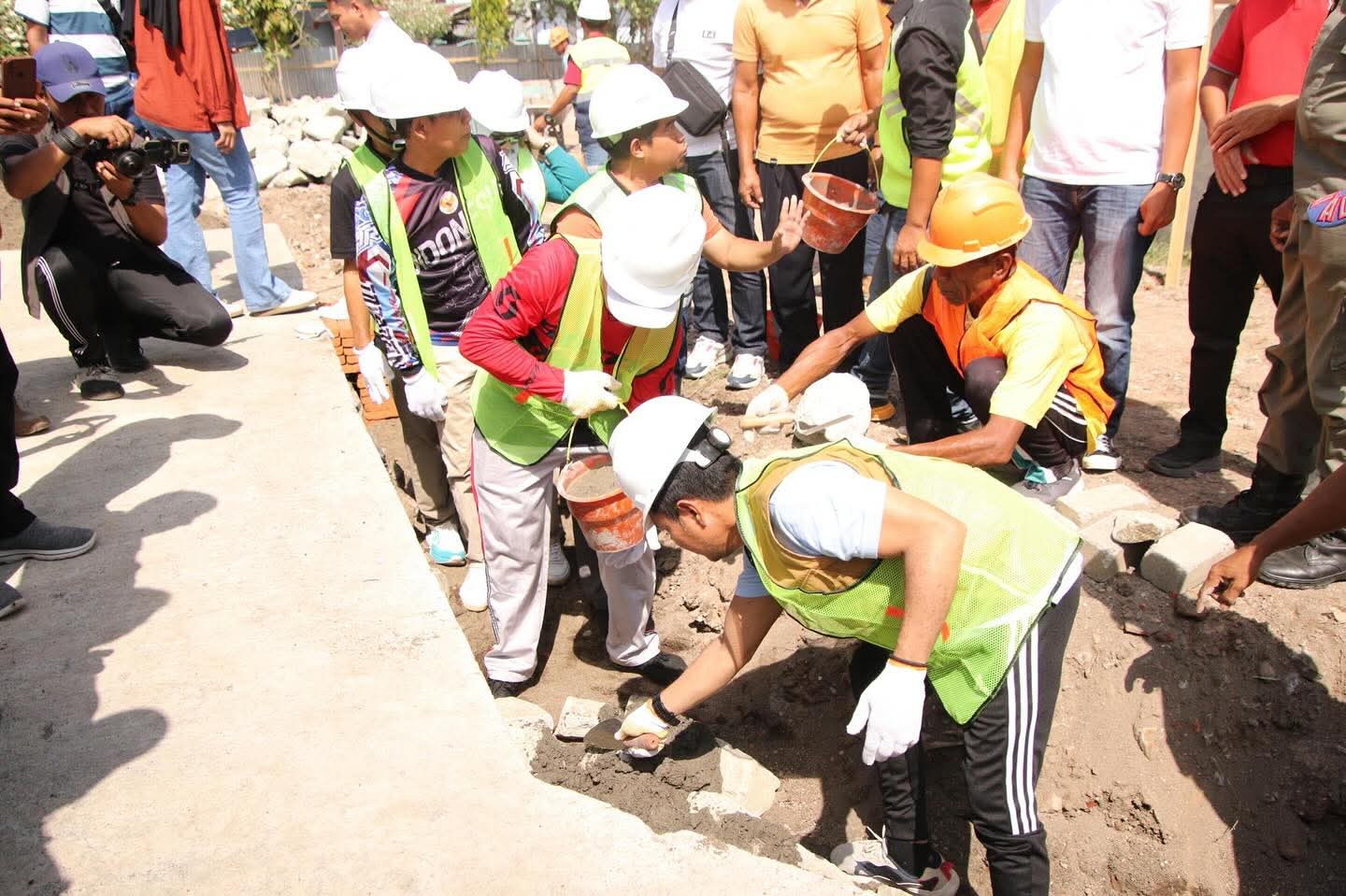 Bupati Dompu Bambang Firdaus (depan) meletakkan batu pertama dimulainya pembangunan lanjutan RTH Karijawa, Jumat (10/10).