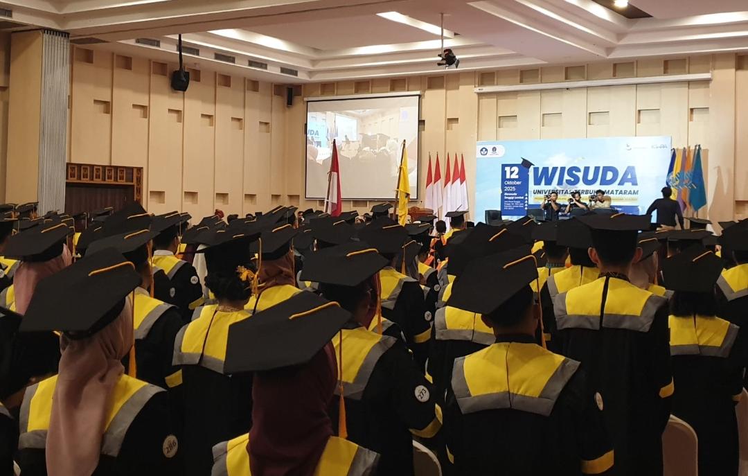 Sebanyak 343 lulusan dari berbagai program studi, baik jenjang diploma, sarjana maupun pascasarjana, resmi dikukuhkan sebagai lulusan UT pada Minggu (12/10).