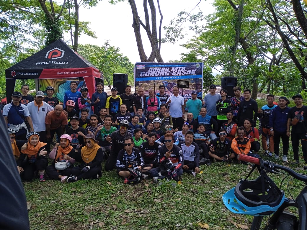 ANTUSIAS: Puluhan pecinta sepeda gunung (MTB) dari berbagai daerah di Pulau Lombok tumpah ruah mengikuti kegiatan GOBAR (Goes Bareng) MTB Gunung Sasak, Minggu (12/10).