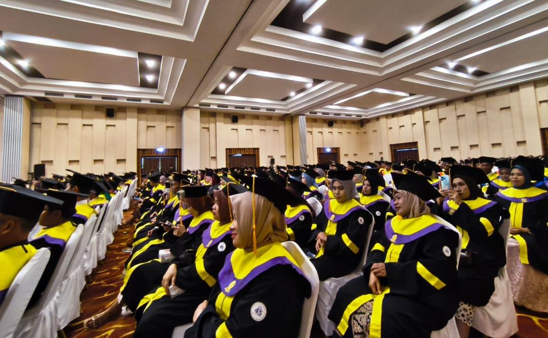 Universitas Terbuka (UT) Mataram menggelar wisuda 343 lulusan dari berbagai program studi di Hotel Marumatta Senggigi pada Minggu 12/10).