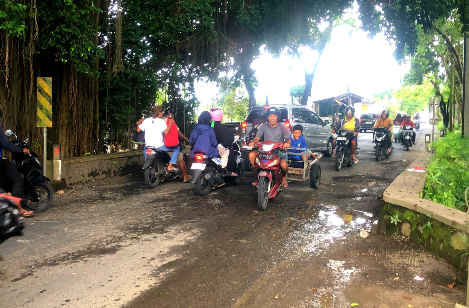 HARUS DIATENSI: Jalan di sekitar Jembatan Narmada dari arah Pasar Narmada menuju SMAN 1 Narmada rusak dan membahayakan.