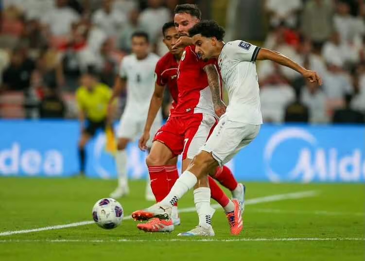 Zidane Iqbal berhasil melepaskan tembakkan ke gawang Maarten Paes yang berbuah gol.