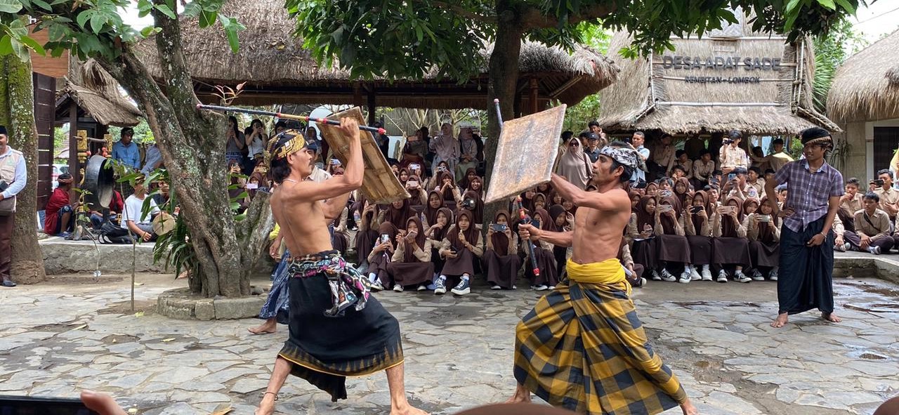 Siswa MTsN 1 Mataram melihat secara langsung budaya Sasak saat outing class di Desa Sade, Lombok Tengah, Sabtu lalu (11/10).Siswa jelajah sejarah dan budaya lewat outing class
