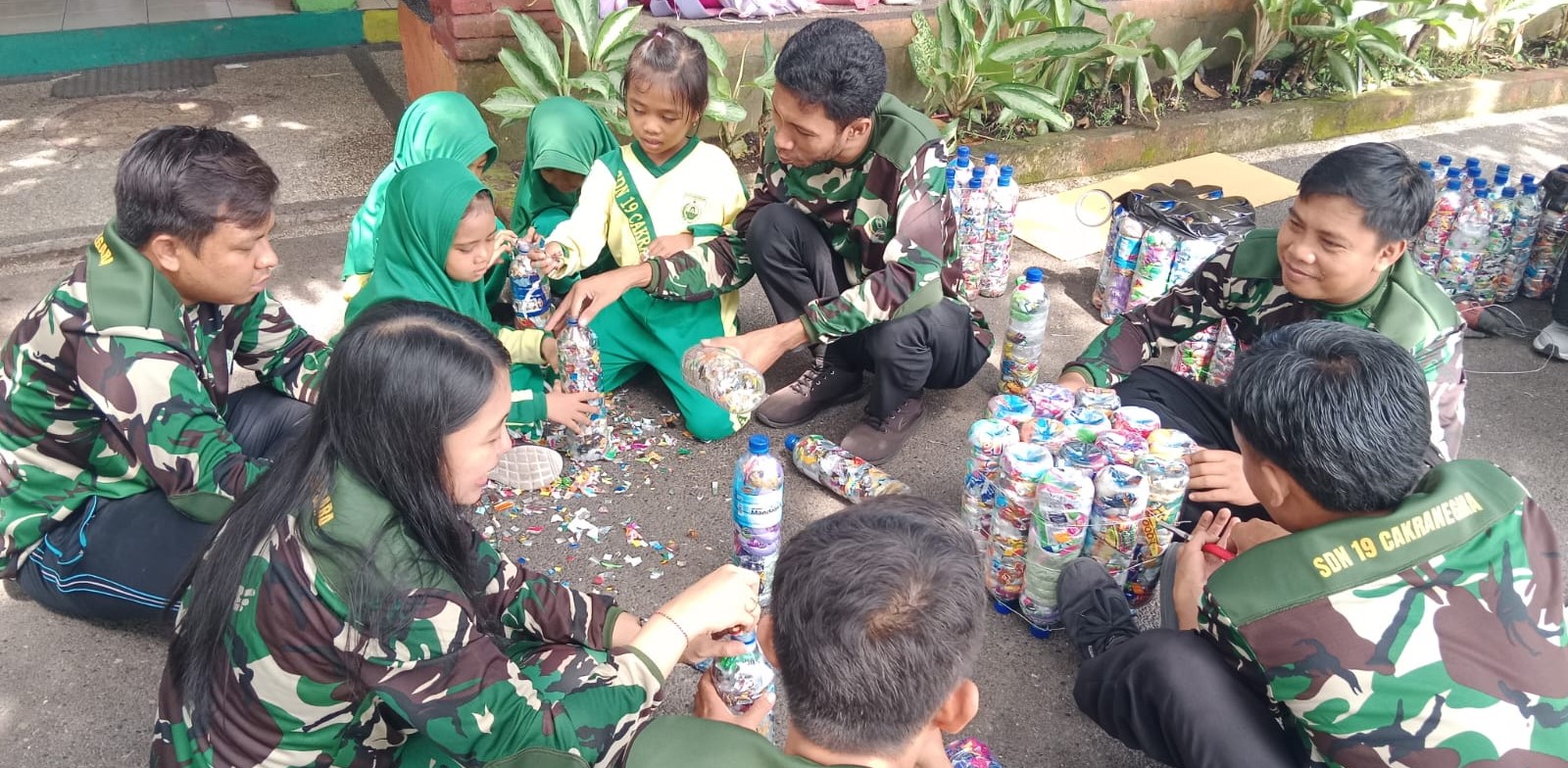 Guru dan siswa SDN 19 Cakranegara mengolah ratusan kilogram sampah plastik menjadi kursi di sekolah setempat, pekan lalu. Sekolah ini sulap sampah plastik jadi kursi ramah lingkungan.