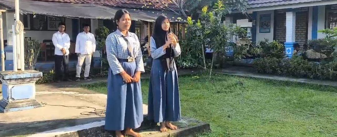 Dua siswa SMPN 2 Kuripan tampil percaya diri berbicara di hadapan temannya dan guru di lapangan sekolag setempat, belum lama ini. Sekolah dorong siswa punya growth mindset yang berdampak positif.