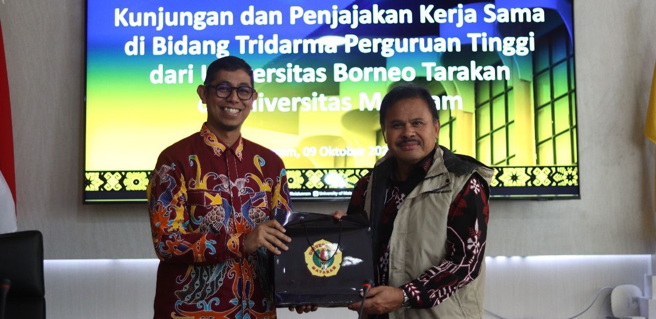 Rektor Unram Prof. Ir. Bambang Hari Kusumo (kanan) memberikan cinderamata kepada Rektor UBT Prof Yahya Ahmad Zein di Ruang Sidang Rektor Unram,pekan lalu. Unram dan UBT perkuat sinergi riset.