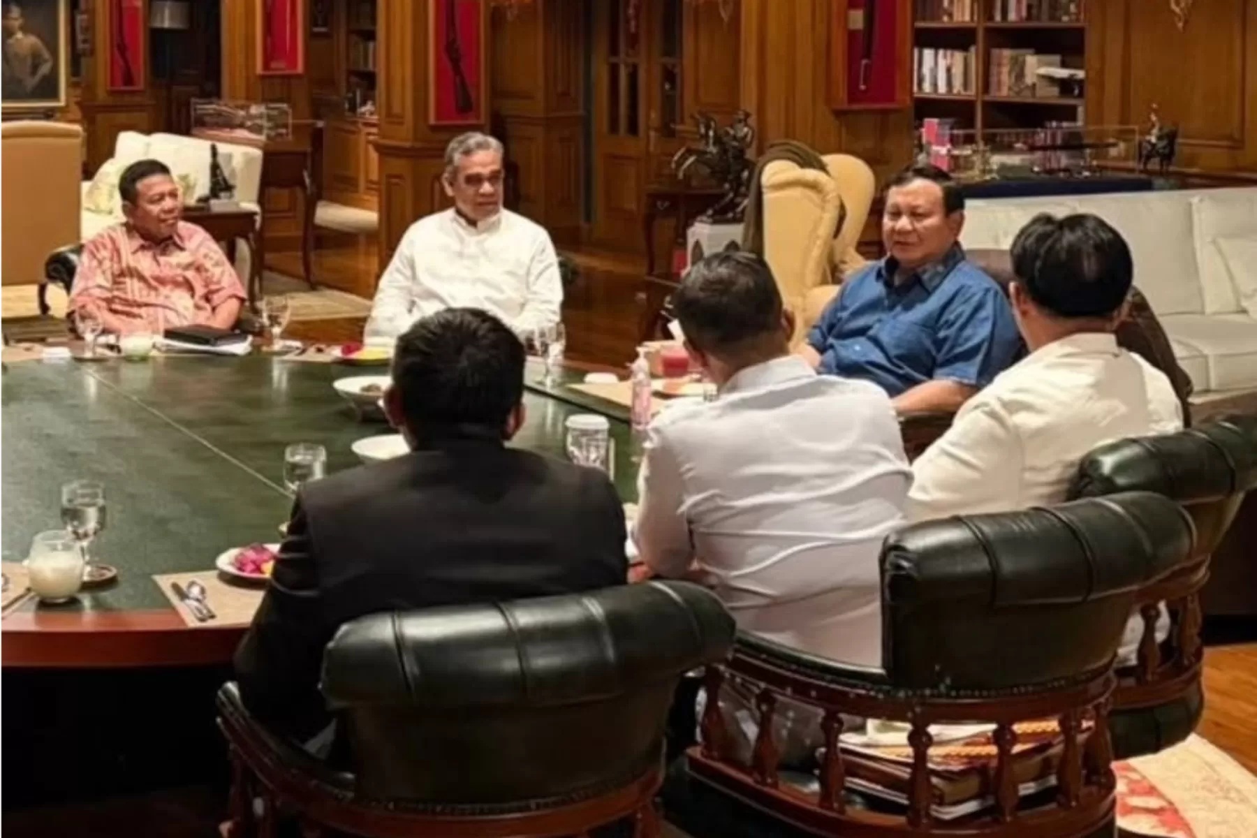 Presiden Prabowo Subianto menggelar pertemuan tertutup dengan sejumlah pejabat negara di kediamannya di Hambalang, Bogor, Jawa Barat, pada Sabtu (11/10) malam. (Istimewa)