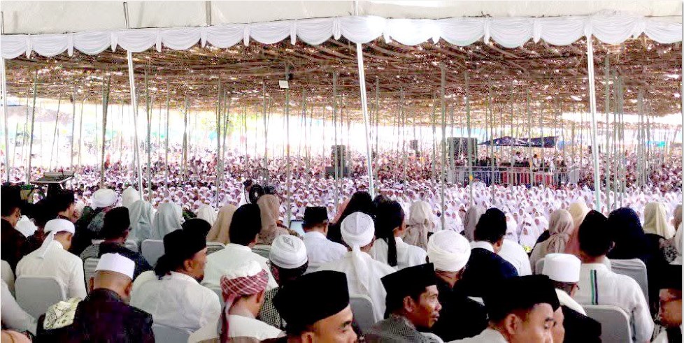 LAUTAN MANUSIA: Puluhan ribu jamaah, santri, alumni, dan masyarakat dari berbagai daerah menghadiri puncak Hultah ke-90 Madrasah NWDI di Anjani, Minggu (12/10).