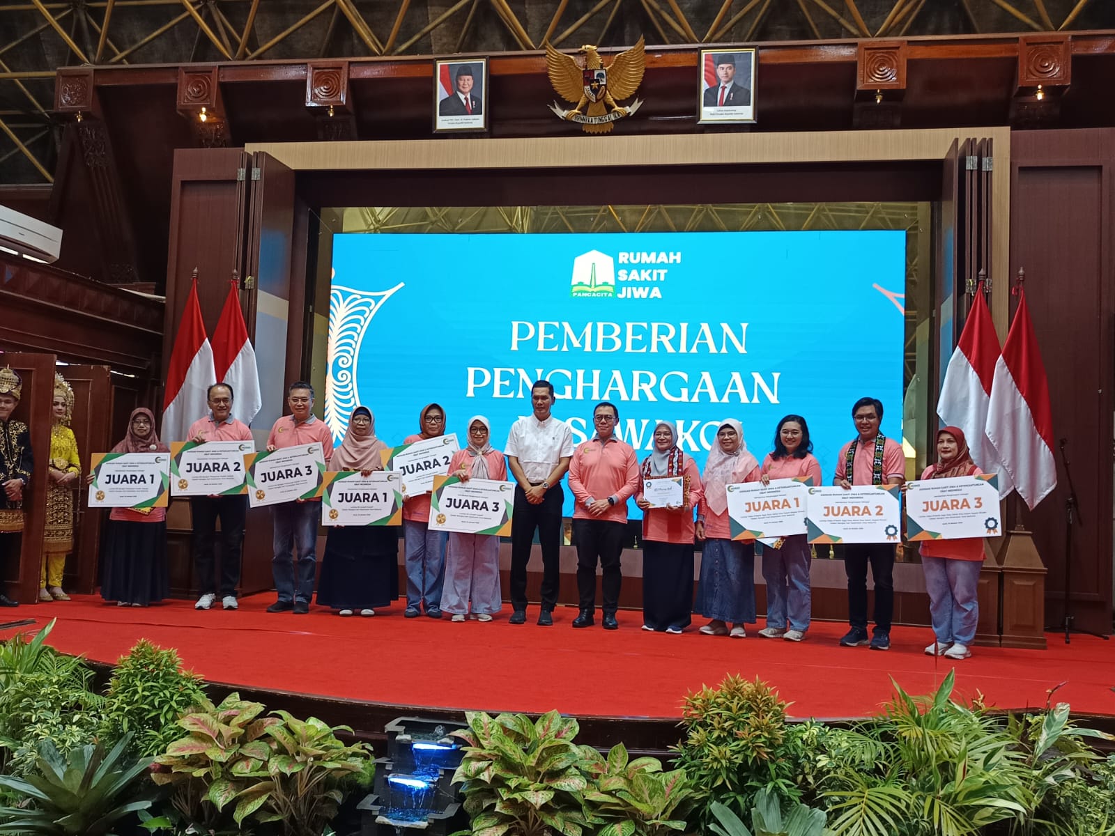 Direktur RS Mutiara Sukma Provinsi NTB  dr. Wiwin Nurhasida (empat dari kiri) bersama para penerima penghargaan nasional dalam rangka memperingati Hari Kesehatan Jiwa Sedunia pada Sabtu (10/10).