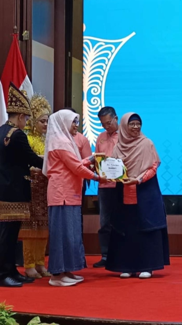 Ketua ARSAWAKOI Dr. dr. Desmiarti (kiri) menyerahkan piagam penghargaan predikat JUARA 1 dalam kategori RS Inovatif Kreatif kepada Direktur RS Mutiara Sukma Provinsi NTB  dr Wiwin Nurhasida