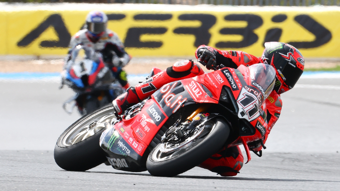 Nicolo Bulega kalahkan Toprak Razgatlioglu di Estoril dan pastikan perebutan gelar WorldSBK berlanjut ke seri penentu di Jerez akhir pekan depan.