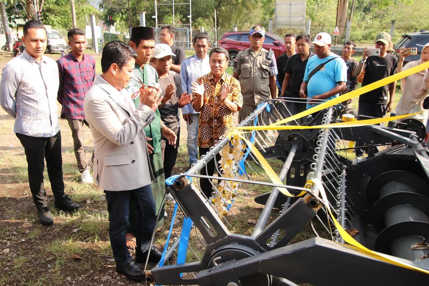 Bupati Dompu Bambang Firdaus menyerahkan alsintan kepada Gapoktan Fo&rsquo;o Kanggudu, Desa Wawonduru, Kecamatan Woja, akhir pekan lalu.