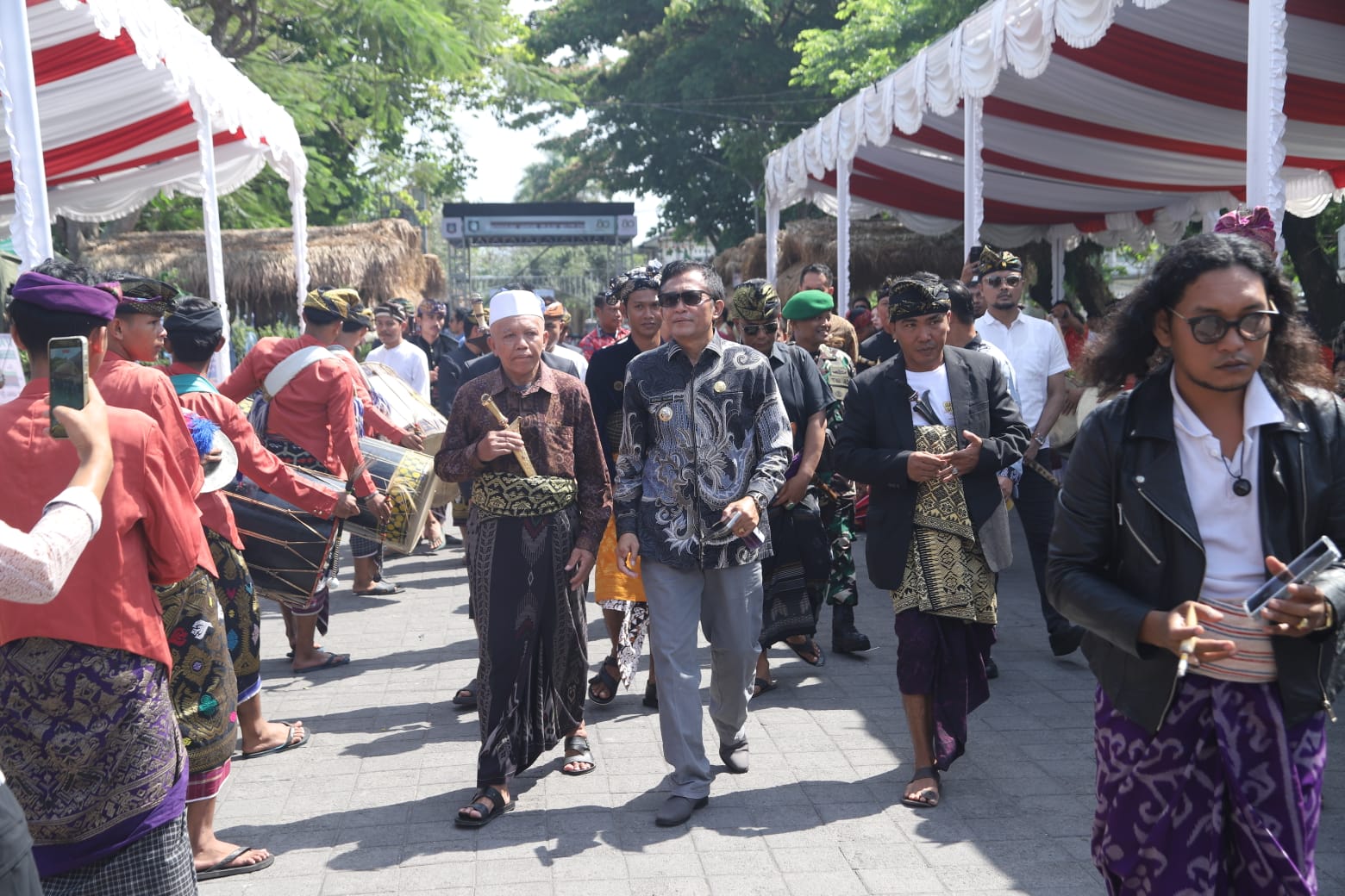 TERPANGKAS: Bupati Lombok Tengah Lalu Pathul Bahri saat menghadiri kegiatan Mandalika Expo 2025 di Alun-Alun becingah Praya, Jumat (10/10).