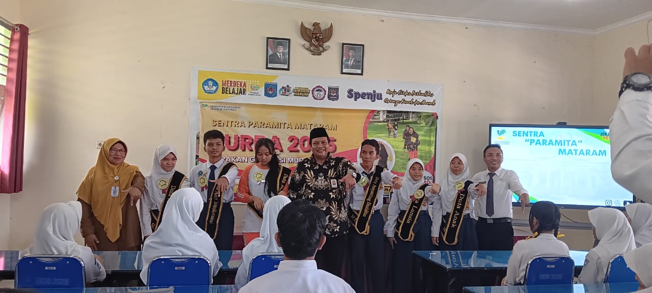 Kepala Sentra Paramita Mataram Arif Rohman foto bersama siswa SMPN 7 Mataram yang menjadi duta dalam berbagai bidang sosial di sekolah setempat, Senin (13/10).
