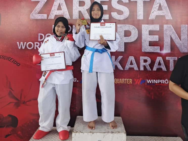 Zahwa Ramadhani, siswa MAN Lobar meraih juara I di kelas Festival Kumite-45 Kg Putri Junior pada ajang Zaresta Open Karate NTB 2025 di Gelanggang Pemuda Mataram, Minggu lalu (12/10).
