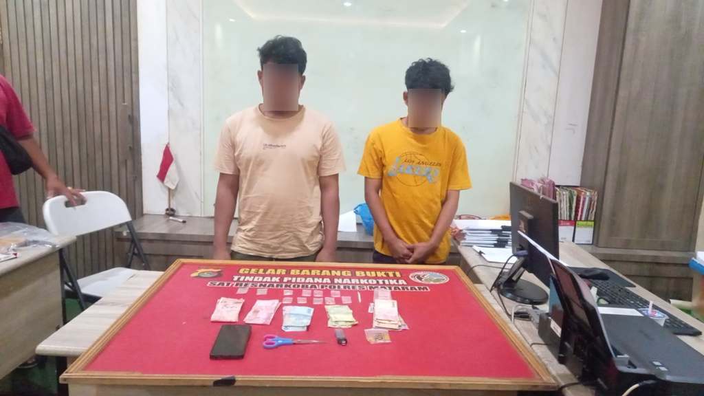 TUNJUKKAN BARANG BUKTI: Dua pengedar sabu berinisial M dan HS diamankan ke Mapolresta Mataram, Sabtu (11/10).&nbsp;
