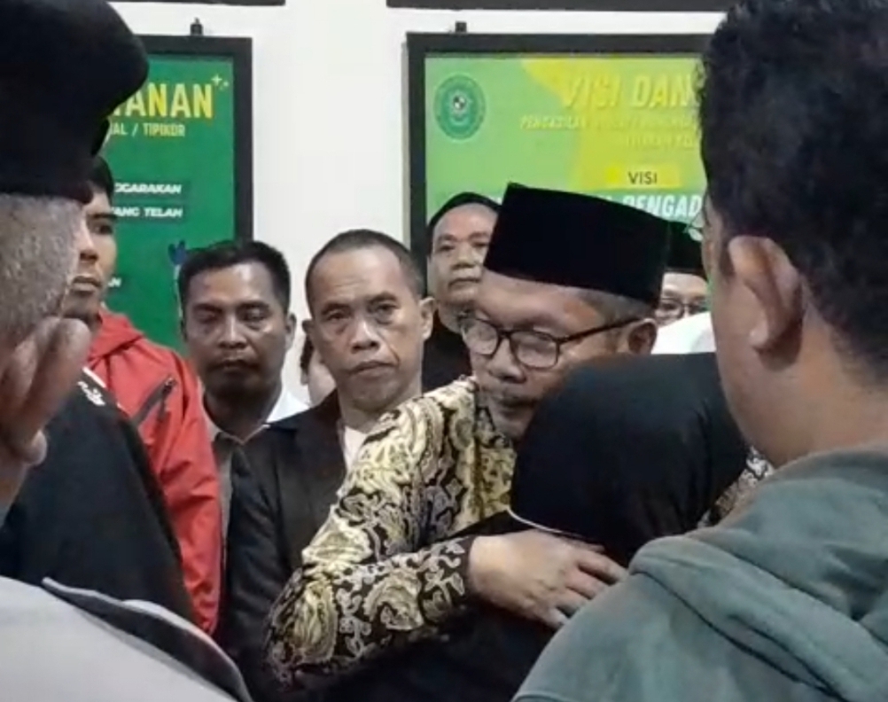 TETAP DITAHAN: Terdakwa korupsi pengelolaan NCC Rosiady Sayuti bersalaman dengan keluarga setelah menjalani sidang vonis di PN Tipikor Mataram, Jumat (10/10).