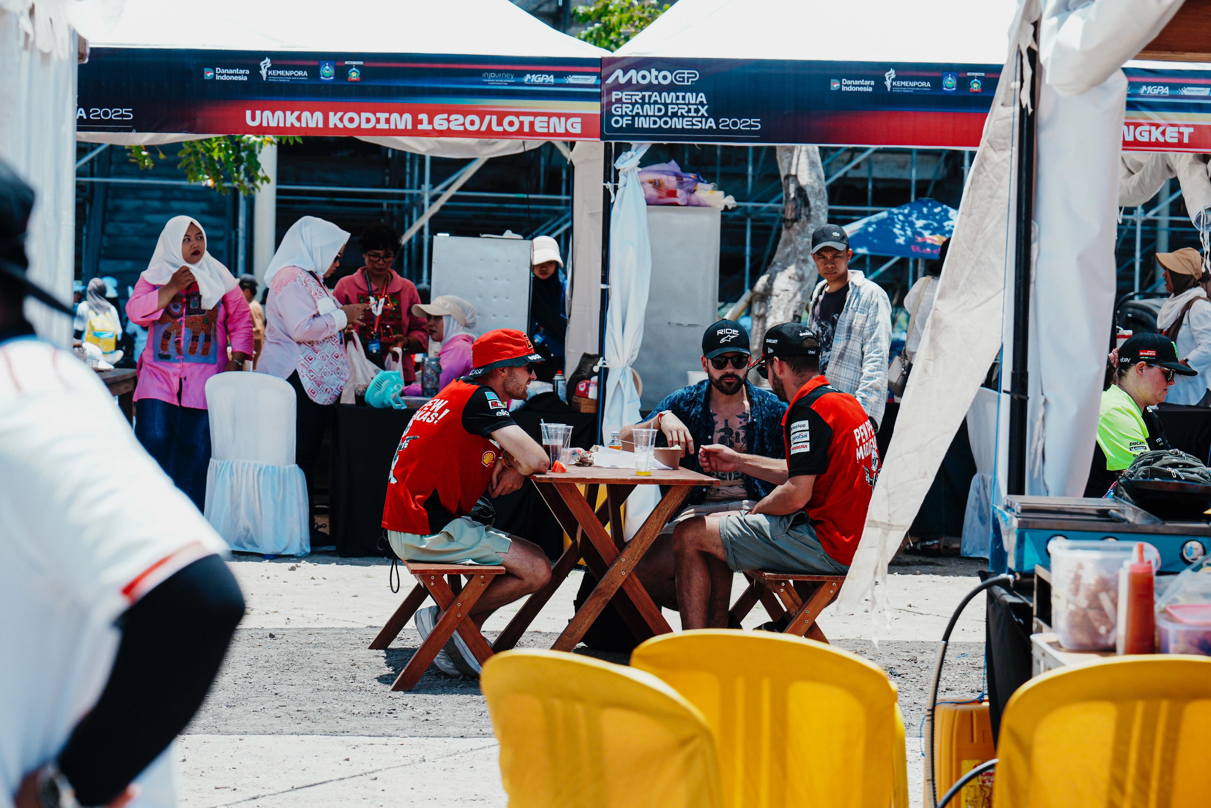 SUKSES DIGELAR: Sejumlah kru dan ofisial MotoGP saat menikmati aneka kuliner di area luar paddock Sirkuit Internasional Mandalika, beberapa waktu lalu.