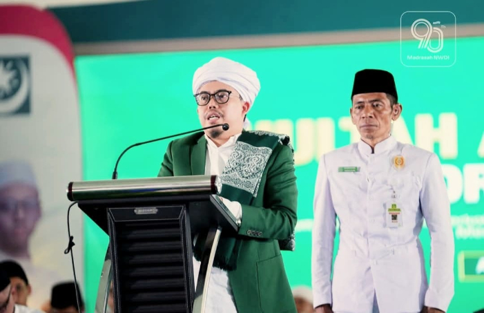 Ketum PBNW Dr. TGKH. Muhammad Zainuddin Atsani saat menyampaikan tausyiah di acara puncak Hultah Madrasah NWDI ke-90 di Anjani, Ahad (12/10)