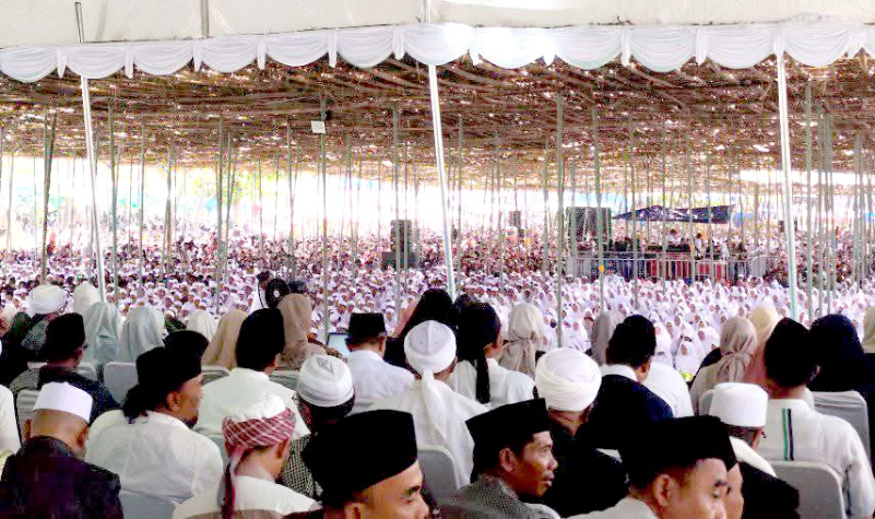 Puluhan ribu jamaah, santri, alumni, dan masyarakat menghadiri puncak Hultah ke-90 Madrasah NWDI di Anjani, Ahad (12/10).
